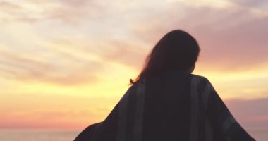 Asyalı kadın Sahilde Güzel Gün Batımı Zevk