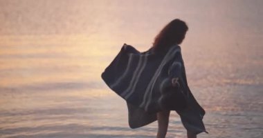 Sahilde Güzel Gün Batımı Zevk Bir Kadın