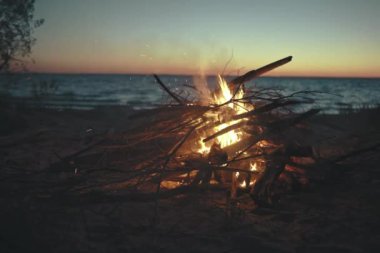 Deniz tarafından yaz gecesi şenlik ateşi