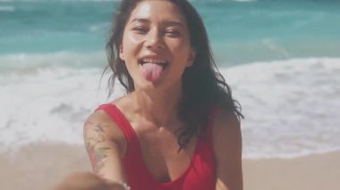 inanılmaz seksi kız el tutarak ve sahilde yürüyüş