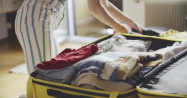 Yatakta bir bagaj ambalaj kadın Coseup