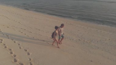 bir çiftin gün batımı plaj drone çerçeve