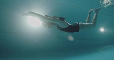 Amatör kadın yüzücü, yunus tekniği