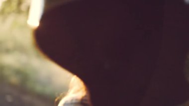 çavdar alanında duran ve omuzda gitar tutan çekici kadın