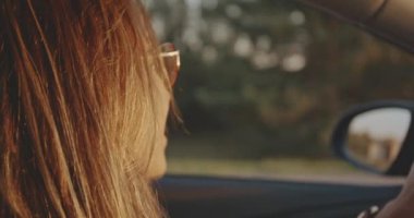 Genç kadın yeni bir lüks araba