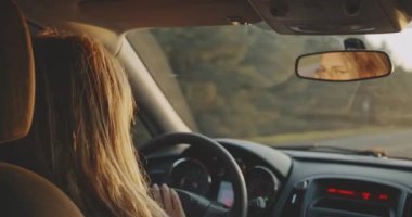 Uzun saçlı kadın şarkı ve araba yavaş hareket mutlu sürüş