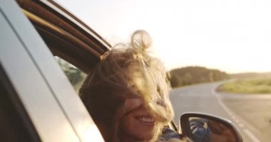 Mutlu İspanyol Genç Kız Rides Cabrio Of Back, Havada Kol Yükseltir