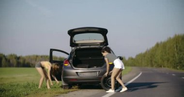 Gergin genç kadın tek başına sahada arıza araba motoru bakarak güneş standı araba kız kayıp yol sorun üzgün yan ulaşım yavaş hareket yakın seyahat