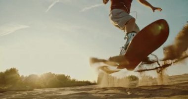 çölde atlama proffesional sandboarder