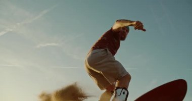 gün batımında atlama proffesional sandboarder