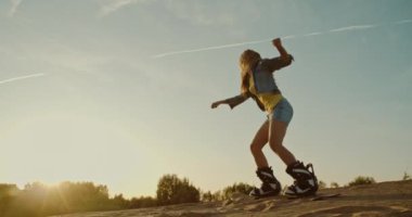 Çölde atlayan kadın sandboarder