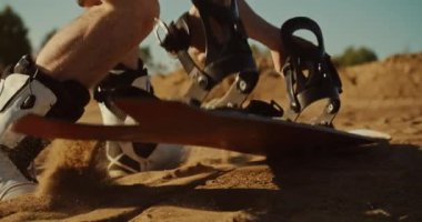 profesyonel sandboarders çölde çalıştırmak, gün batımı ışık