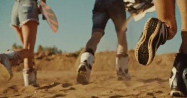 profesyonel sandboarders çölde çalıştırmak, yavaş hareket