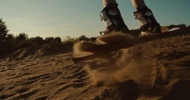 gün batımında kum tahtasına atlayan genç adam