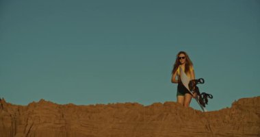 bir uçurumda kız sandboarder, gün batımı ışık