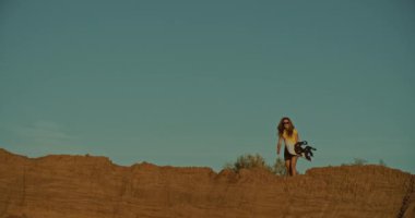 bir uçurumda kadın sandboarder, gün batımı ışık