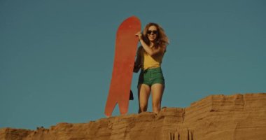 bir uçurumda kadın sandboarder, gün batımı ışık