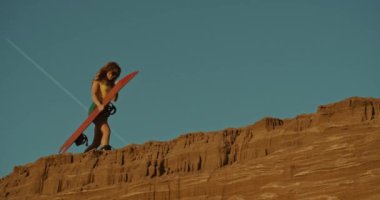 bir tepede kadın sandboarder, gün batımı ışık