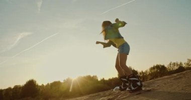 çölde kum tahtası üzerinde atlama kız