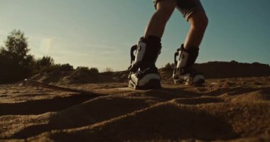 gün batımında kum tahtası üzerinde atlama erkek sandboarder