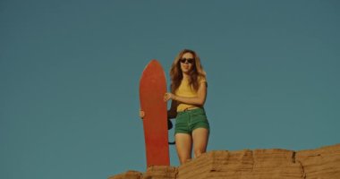 bir uçurumda kız sandboarder, lanslide