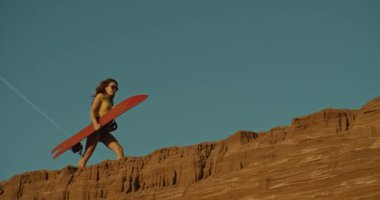 bir uçurumda güzel sandboarder, gün batımı ışık