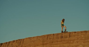 bir uçurumda genç sandboarder, gün batımı ışık