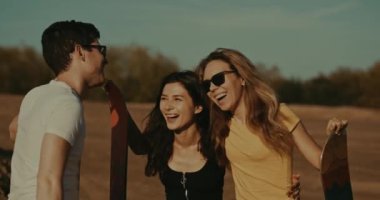 kum panoları ile üç arkadaş, dostluk kavramı