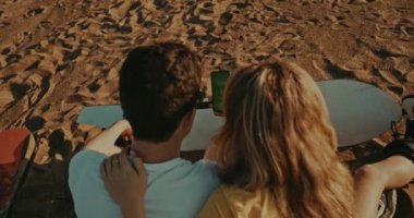 telefon kullanarak kum panoları ile loviong çift