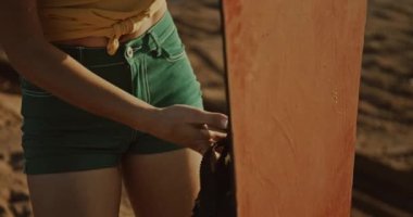 bir kum tahtası ile ayakta kadın, gün batımı ışık