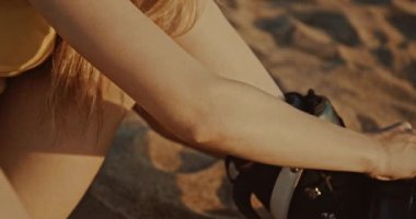 seksi bayan sabitleme kum tahtası bağlar, closeup