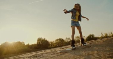 çölde kum tahtası üzerinde atlama kız turist