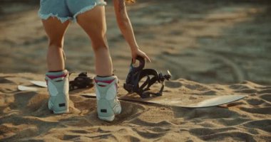 seksi kadın bir kum tahtası kadar kaldırma