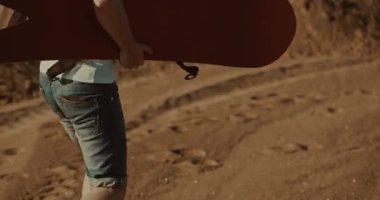 çöl kumulları erkek sandboarder