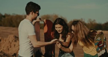 kum panoları ile mutlu arkadaşlar, dostluk kavramı