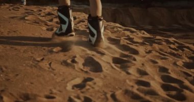 güzel sandboarder poz, gün batımı ışık