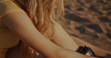 güzel bayan sabitleme kum tahtası bağlar, detals