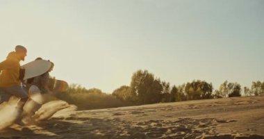 Arkadaşlar çölde kum tahtaları ile çalıştırın