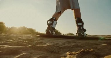 çölde 180 atlama proffesional sandboarder