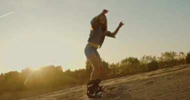 çölde kum tahtası üzerinde atlama kız