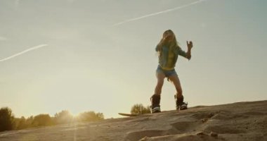 çölde kum tahtası üzerinde atlama kadın