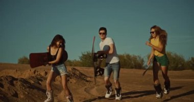 arkadaşlar sandboarders çölde çalıştırmak, gün batımı ışık