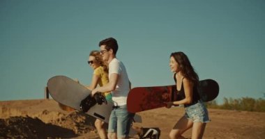 profesyonel sandboarders çölde çalıştırmak, yavaş hareket