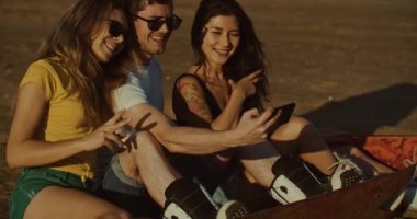 Çölde selfie çeken kum boardcular, gün batımı ışığı