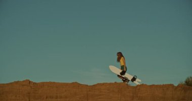 bir uçurumda kız sandboarder, gün batımı ışık