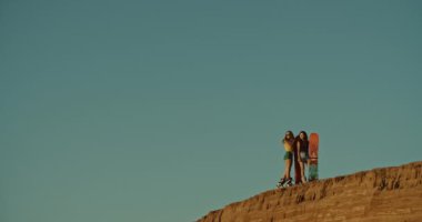 Çöl kum kum ları ile iki seksi kız