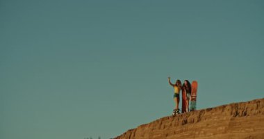 Kum tahtaları ile iki seksi kız