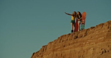 Çölde kum tahtaları ile iki seksi kız