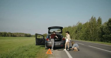 Kırık tekerlek adam lastik değiştirme iki kız yardım