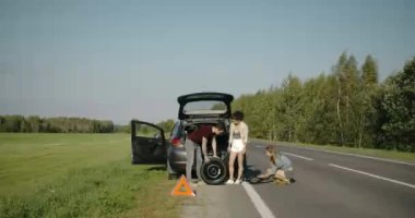 kırık tekerlek adam lastik yardım iki bayan arkadaşlar değiştirme